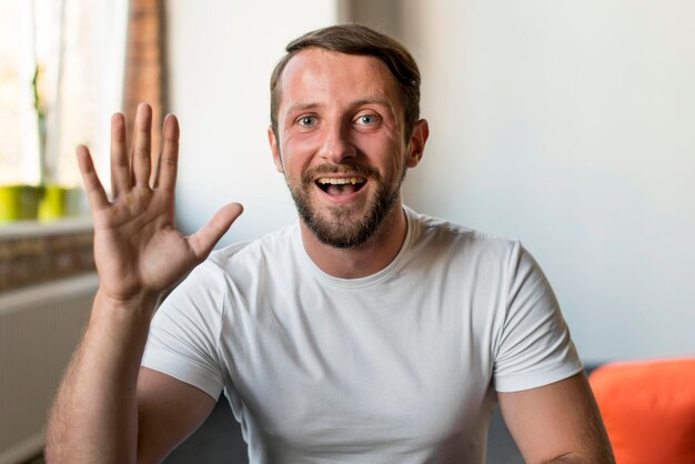 Portret van knappe man die lacht