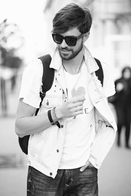 Portret van knappe man in stijlvolle hipster kleding. Aantrekkelijke man poseren in de straat