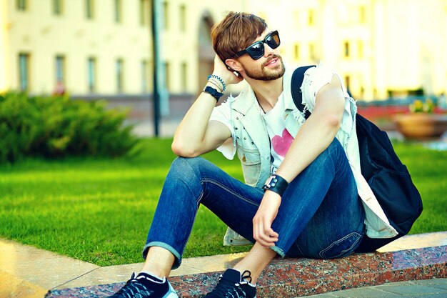 Portret van knappe man in stijlvolle hipster kleding. Aantrekkelijke man poseren in de straat