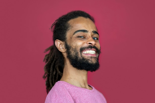 Gratis foto portret van knappe man met dreadlocks