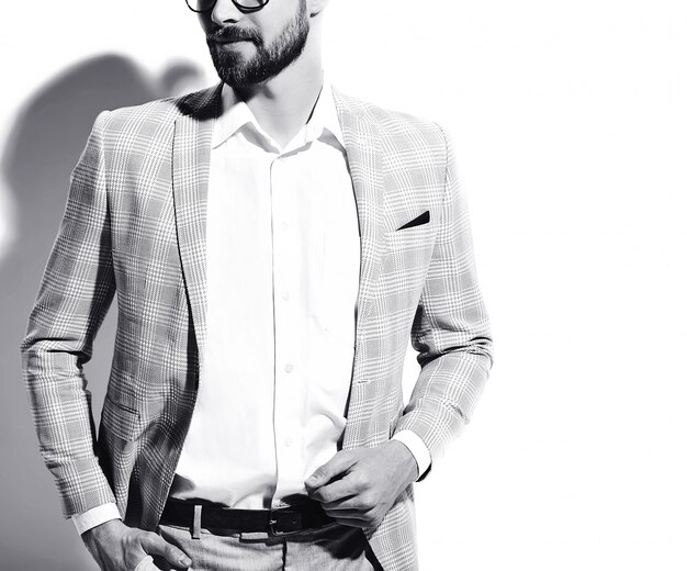portret van knappe mode stijlvolle hipster zakenman model gekleed in elegant lichtblauw pak in glazen op wit.