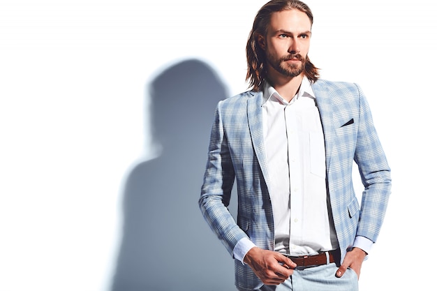 portret van knappe mode stijlvolle hipster zakenman model gekleed in elegant lichtblauw pak