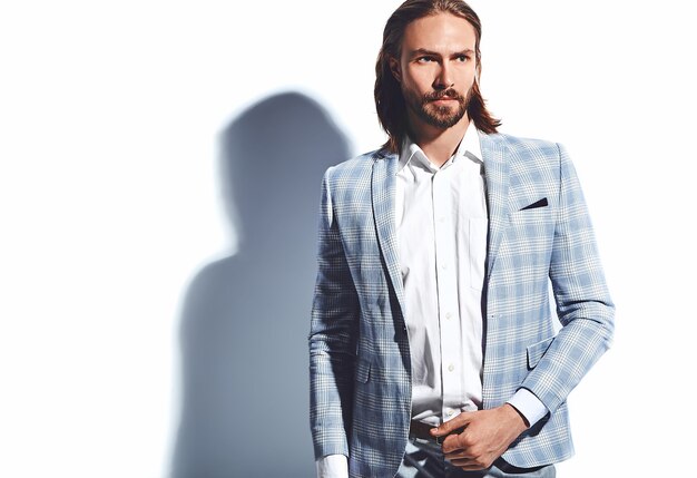 portret van knappe mode stijlvolle hipster zakenman model gekleed in elegant lichtblauw pak