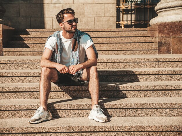 Portret van knappe zelfverzekerde stijlvolle hipster lamberseksueel model