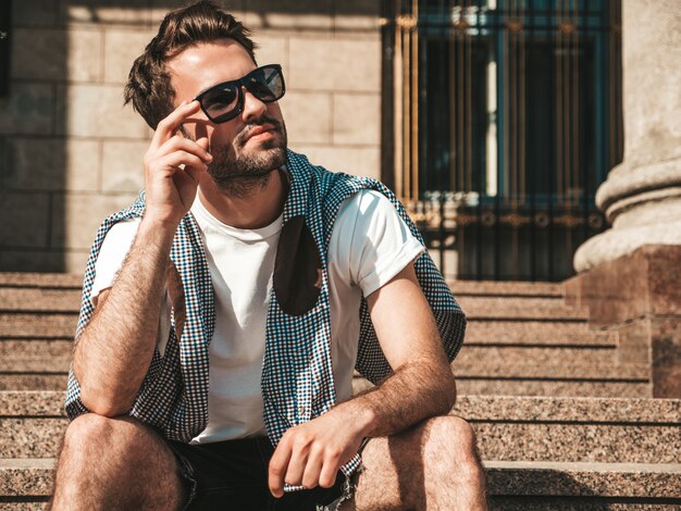 Portret van knappe zelfverzekerde stijlvolle hipster lamberseksueel model