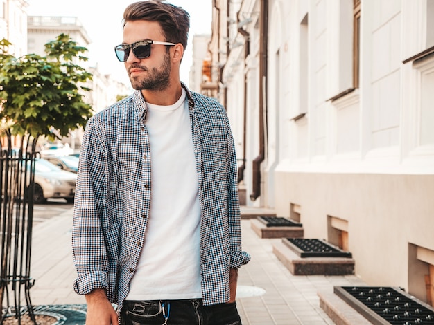 Portret van knappe zelfverzekerde stijlvolle hipster lamberseksueel model