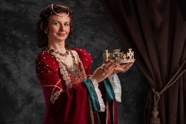 Gratis foto portret van koningin met koninklijke kroon
