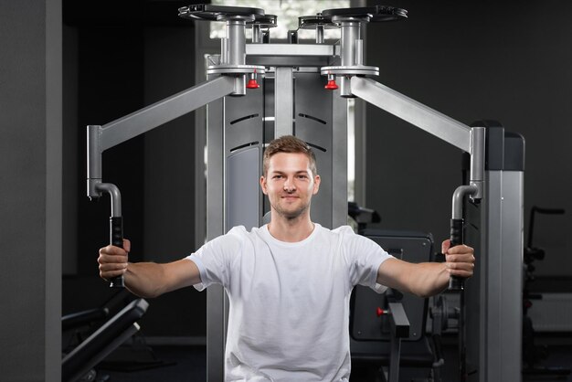 Portret van lachende atleet die naar de camera kijkt