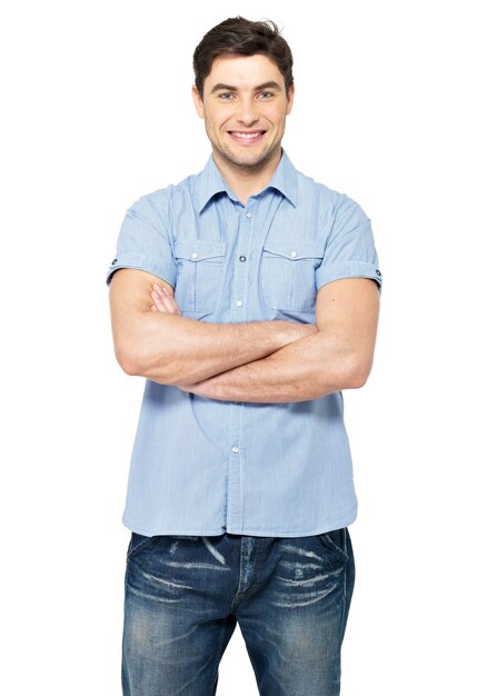 Portret van lachende gelukkig knappe man in blauw casual shirt - geïsoleerd op een witte achtergrond