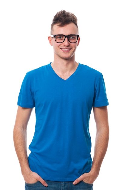 Portret van lachende jonge man mode bril