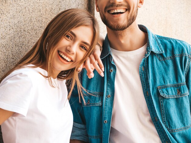 Portret van lachende mooi meisje en haar knappe vriendje. Vrouw in casual zomer jeans kleding.