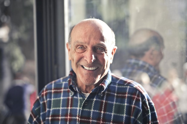Gratis foto portret van lachende oudere man