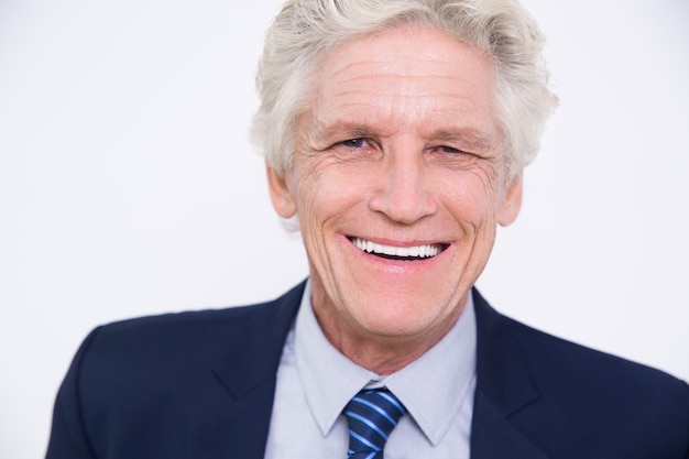 Portret van lachende senior blanke zakenman