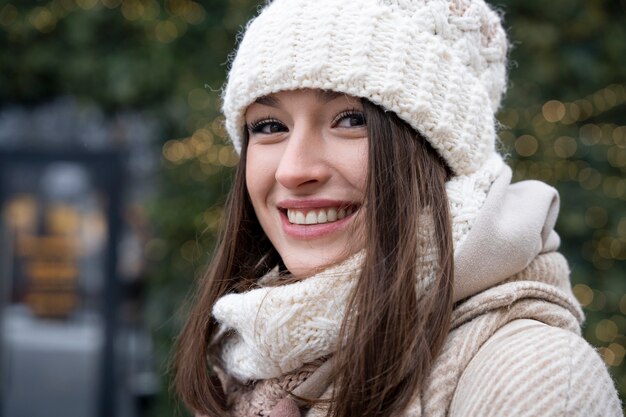 Portret van lachende vrouw buitenshuis met beanie