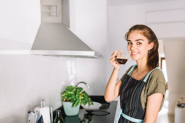 Gratis foto portret van lachende vrouw koffie drinken