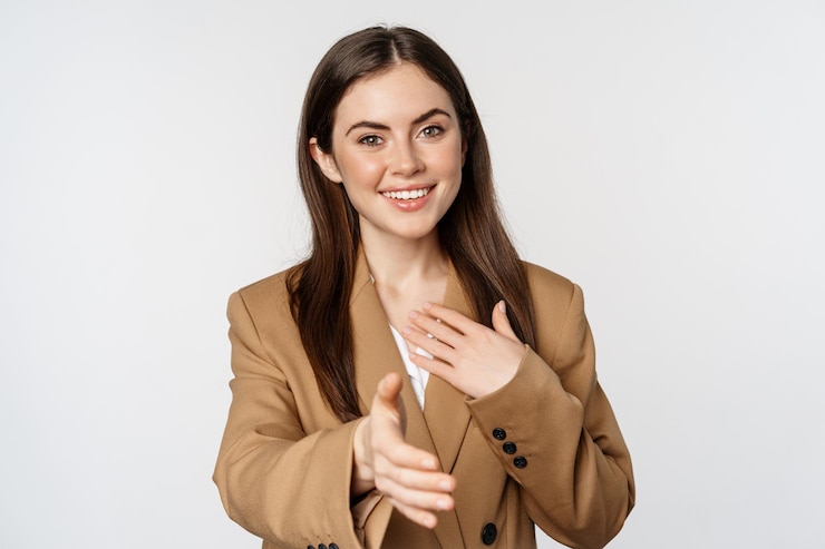 Gratis Foto portret van lachende zakenvrouw hand uitstrekken voor handdruk groet zakenpartner verkoopster wel...