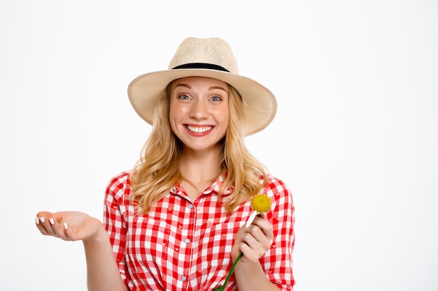 Portret van landvrouw met kamille op wit.