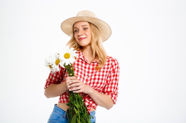 Portret van landvrouw met kamilles op wit.