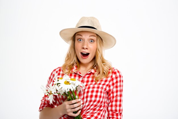 Portret van landvrouw met kamilles op wit.