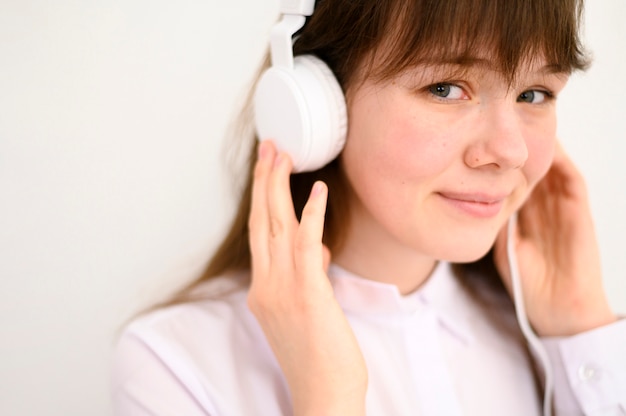 Portret van leuk jong meisje dat aan muziek luistert