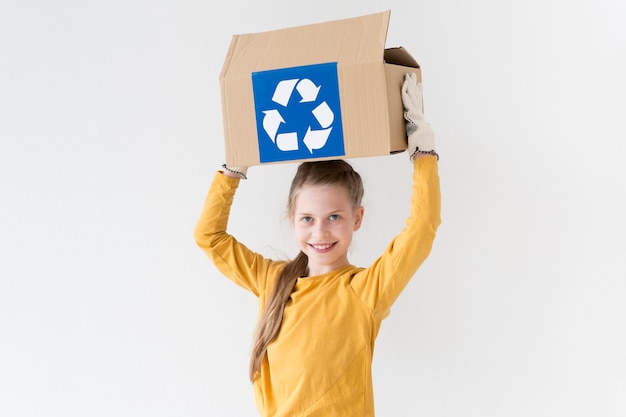 Portret van leuke meisjesholding recyclingsdoos