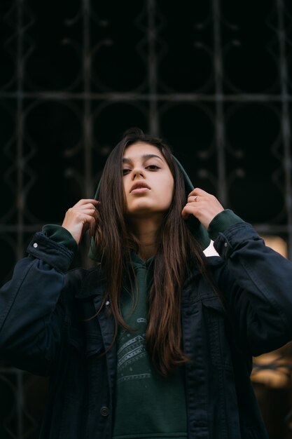 Portret van leuke vrouw met lang haar