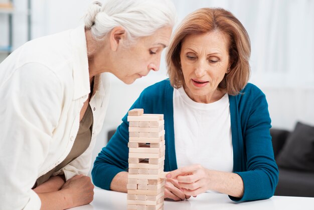 Portret van leuke vrouwen die jenga spelen
