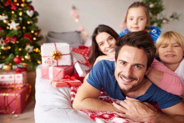 Portret van liefdevolle familie in Kerstmis