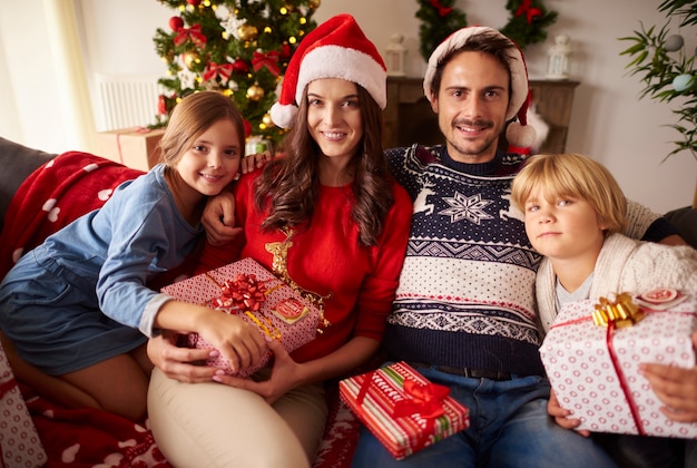 Portret van liefdevolle familie in Kerstmis