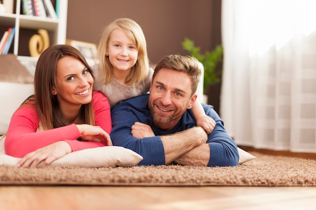 Portret van liefdevolle familie op tapijt