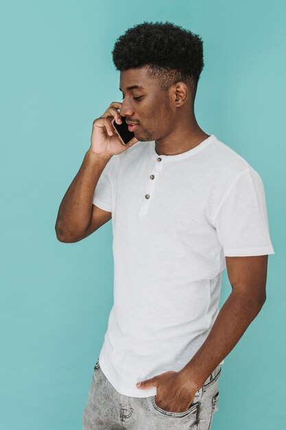 Portret van man in t-shirt praten over smartphone