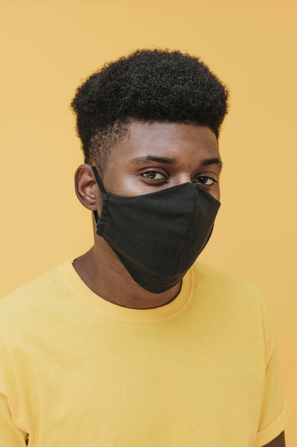 Gratis foto portret van man met gezichtsmasker