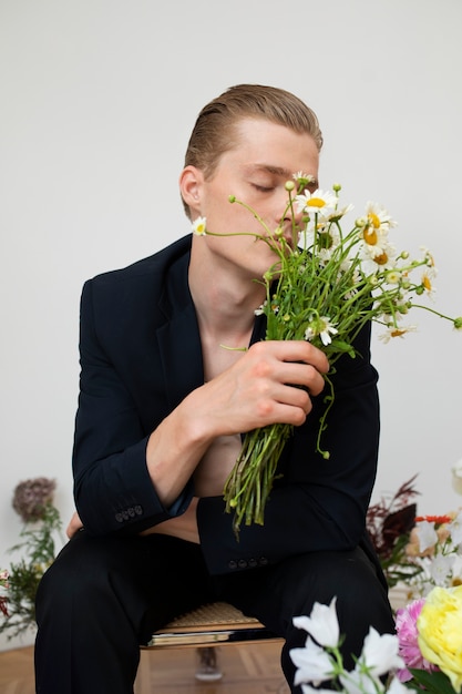 Portret van man poseren met bloemen