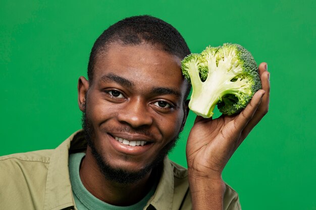 Portret van man poseren met broccoli