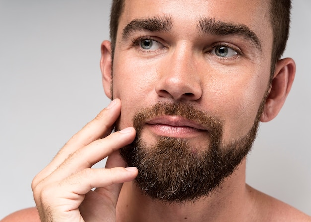 Gratis foto portret van man wegkijken close-up