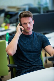 Portret van mannelijke business executive praten op mobiele telefoon