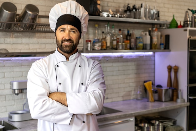 Portret van mannelijke chef-kok in de keuken