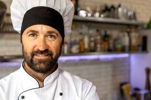 Portret van mannelijke chef-kok in de keuken