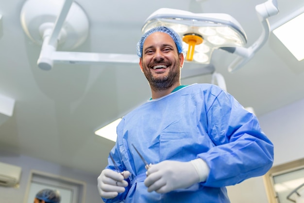 Portret van mannelijke chirurg in operatiekamer die naar camera kijkt Arts in scrubs en medisch masker in moderne ziekenhuisoperatiekamer