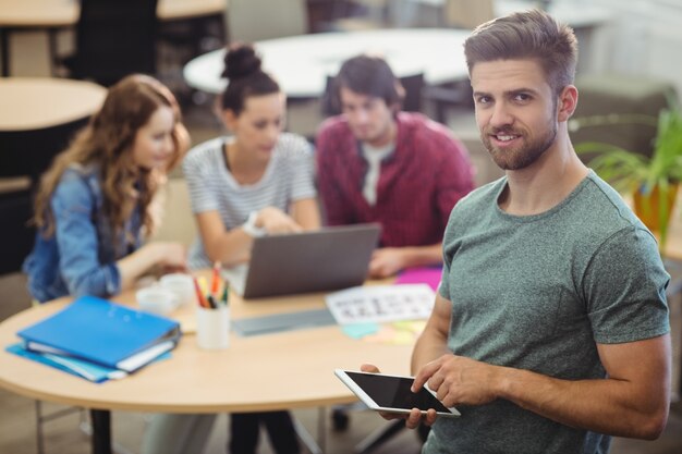 Portret van mannelijke directeur met behulp van digitale tablet