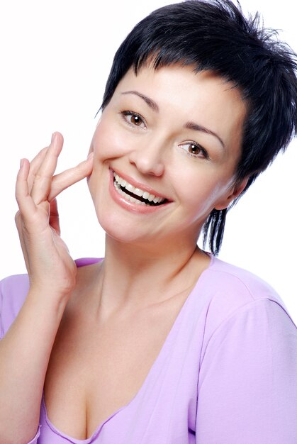 Portret van medio lachende vrouw met een goede conditie van de huid