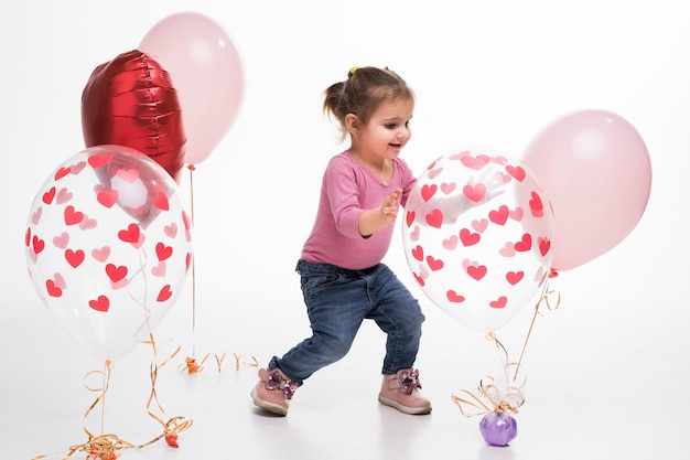 Gratis foto portret van meisje het spelen met ballons