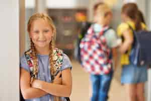 Gratis foto portret van meisje met rugzak op schoolgang