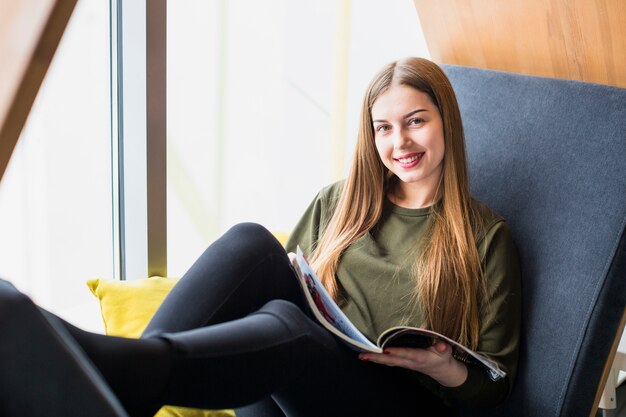 Portret van moderne vrouw die thuis ontspannen