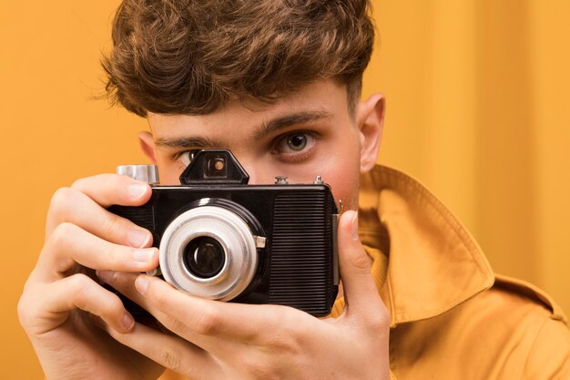 Portret van modieuze jongen die een foto neemt