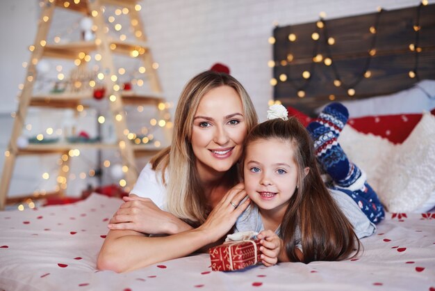 Portret van moeder en dochter met aanwezige Kerstmis