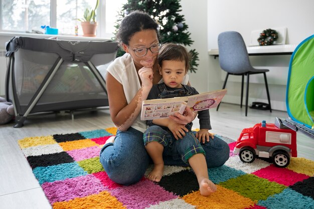 Portret van moeder en kind die samen lezen