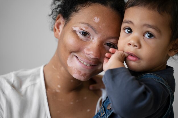 Portret van moeder en kind met tedere momenten