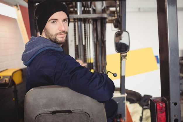 Portret van monteur zittend op heftruck