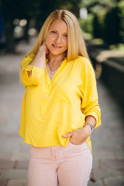 Portret van mooi blondemeisje buiten in park